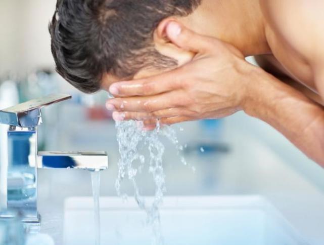 للرجل: لا تفعل هذين الأمرين عند غسل وجهك
