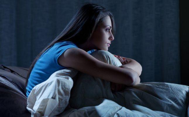تشعرين بالحاجة الدائمة للتبول ليلاً؟ هذا ما تكشفه عن صحتك!