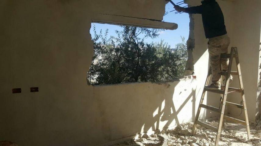 الاحتلال يجبر عائلة مقدسية على هدم منزلها ذاتيًا