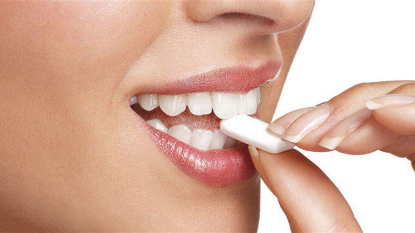 هل صحيح أن العلكة تبقى في المعدة 7 سنوات؟