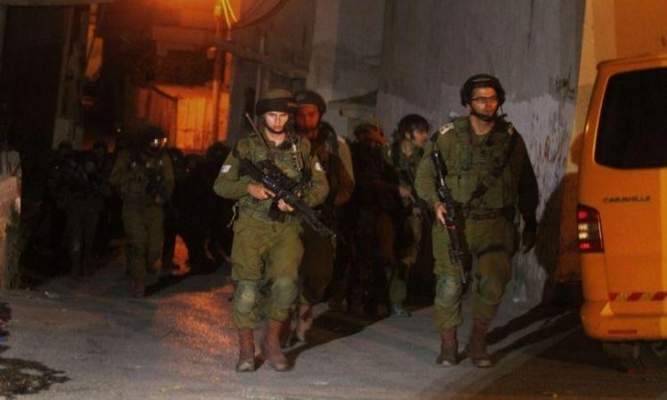 حملة مداهمات واعتقالات تطال 22 مواطنا بالضفة