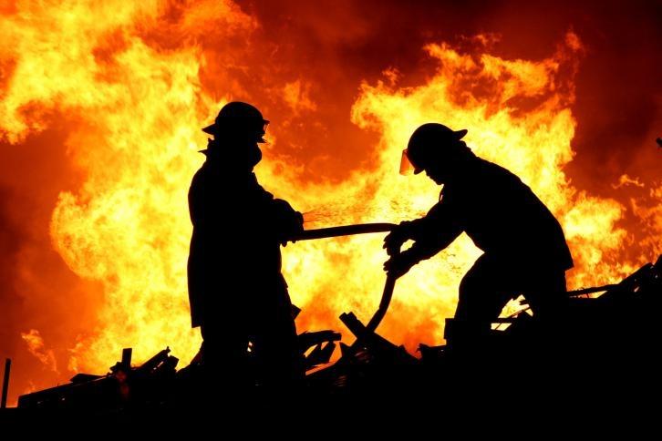 حريق كبير في مستودعات بمنطقة عطروت