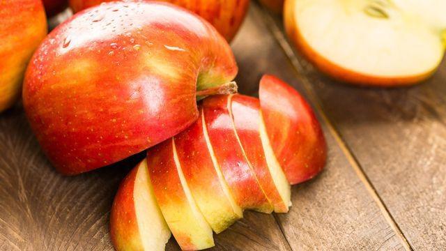 حيل تمنع التفاح من أن يسود بعد التقطيع أو التقشير !