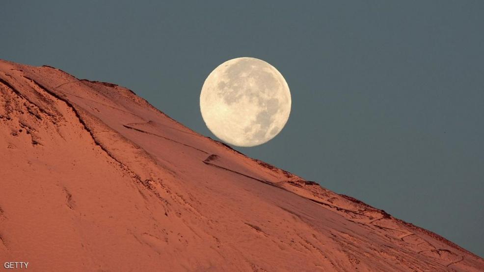 القمر الثلجي يضيء السماء