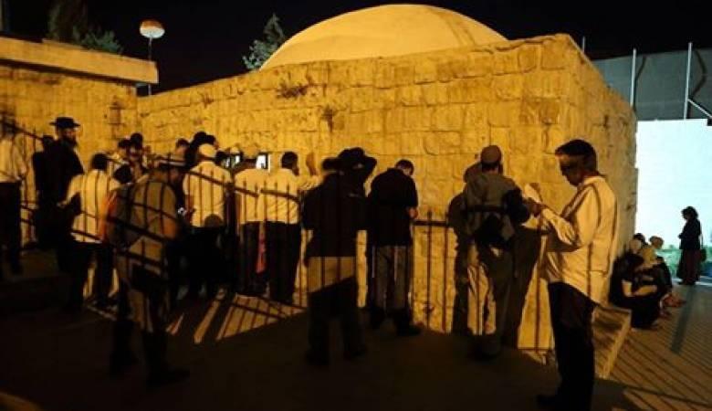المستوطنون يؤدون طقوسهم التلمودية في مقامات عورتا