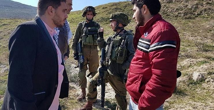 الاحتلال يحتجز طاقم تلفزيون فلسطين جنوب نابلس