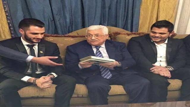 يعقوب شاهين يُهدي الرئيس محمود عباس نسخة صدفية من القرآن الكريم