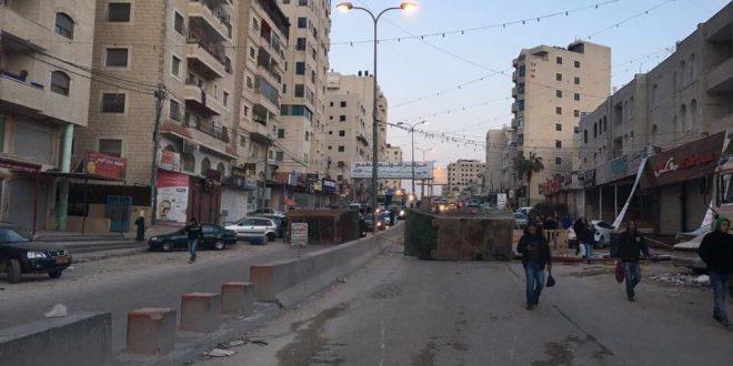 شبان محتجون يغلقون طريق قلنديا مطالبين بحل قضية الاسرى المضربين