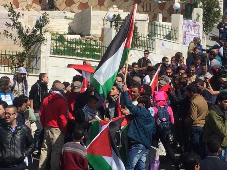 بالفيديو والصور : الاحتلال يقمع مسيرة سلمية طالبت بفتح شارع الشهداء وسط الخليل
