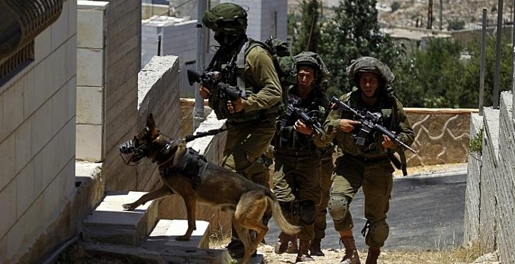 الاحتلال يستدعي شابا لمقابلة مخابراته ويكثف من تواجده جنوب الخليل