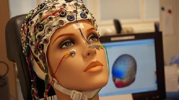 ابتكار جهاز يقرأ أفكار الإنسان المشلول تماما!