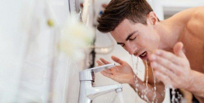 خطآن يرتكبهما الرجل عند غسل وجهه