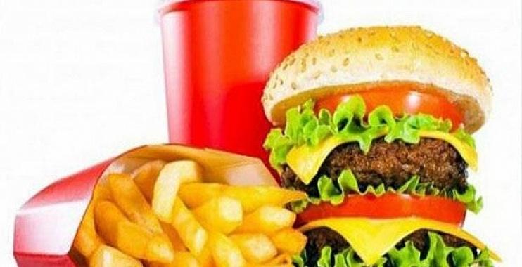 أضرار الوجبات السريعة على الجسم والبشرة