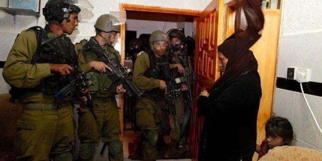اعتقال 13 مواطنا فجرا بمداهمات  في الضفة والقدس
