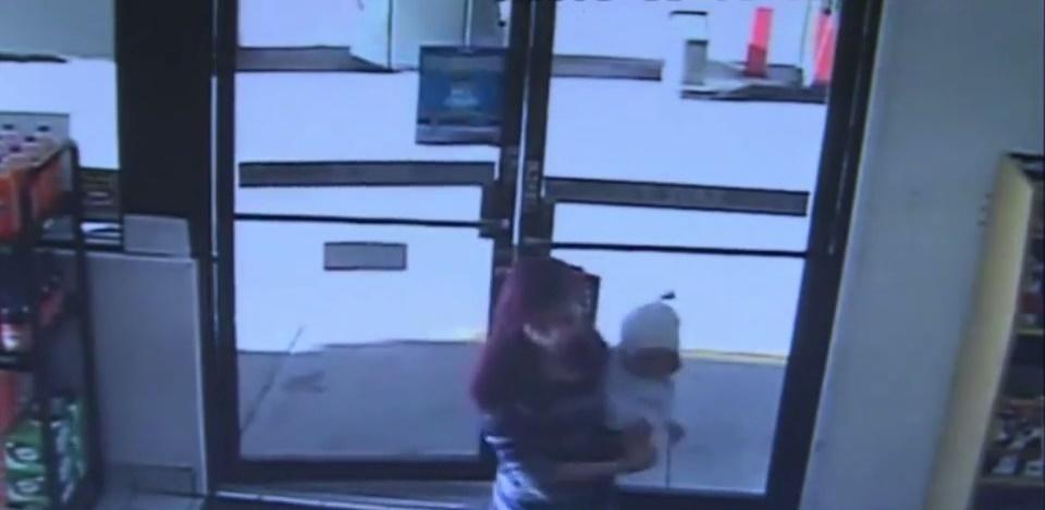 فيديو| عاملة مخزن تنقذ طفلاً بسرعة بديهتـــها