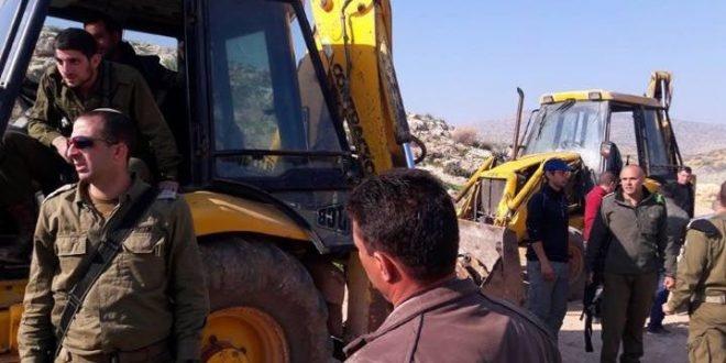الاحتلال يستولي على 3 حفارات ومركبة أثناء شق طريق زراعي في الأغوار
