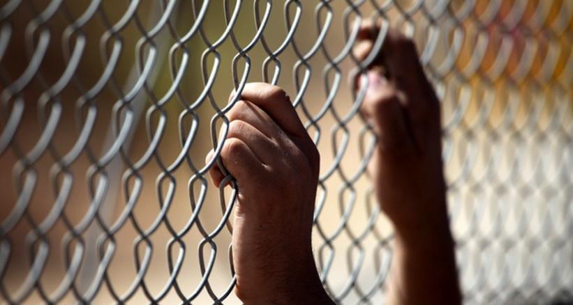 الاحتلال يفرض الحبس المنزلي على ناشط مقدسي وشابين آخرين