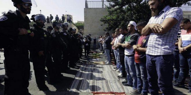 آلاف المواطنين يؤدون صلاة الجمعة في الأقصى وسط انتشار مكثف للاحتلال في القدس