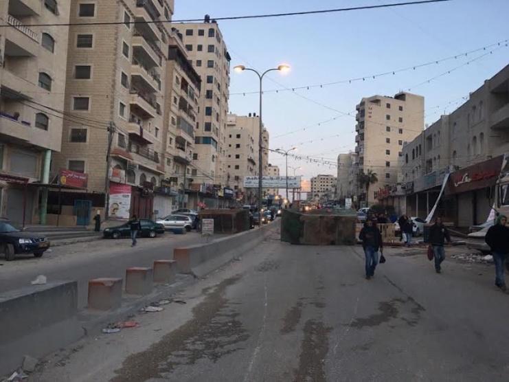 لليوم الثاني ... نشطاء مخيم قلنديا يغلقون شارع رام الله القدس