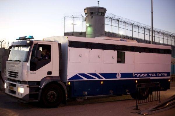 محدث : توتّر في السجون- نقل 40 اسيرا من سجني نفحة والنقب