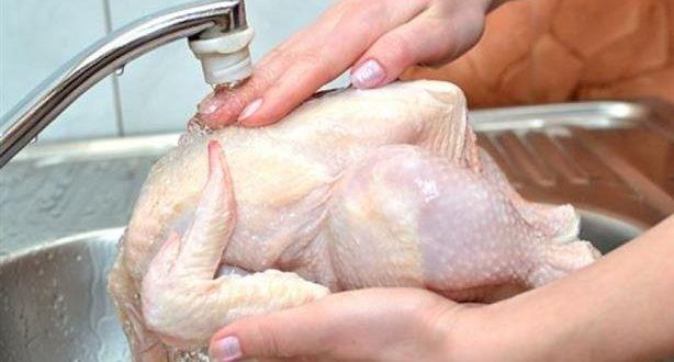 احذر غسل الدجاج قبل الطهي لهذا السبب