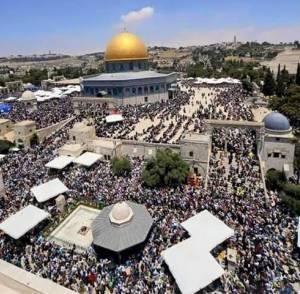 آلاف المصلين يؤدون الجمعة برحاب الأقصى