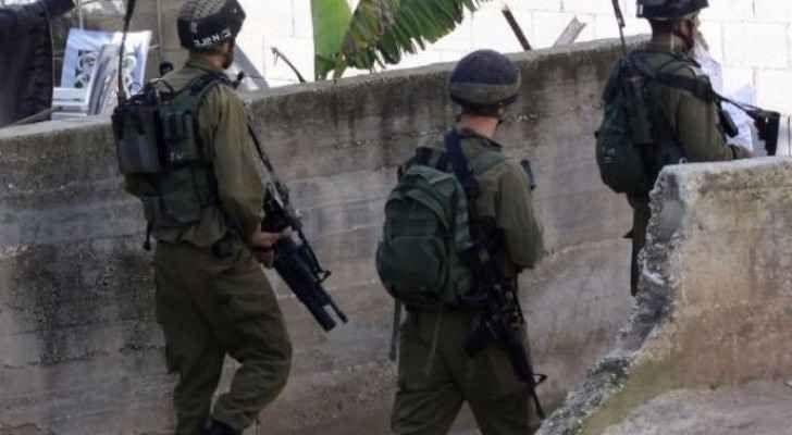 الاحتلال يخطر مواطنا بوقف البناء في بئر مياه شرق بيت لحم