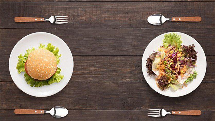 بين الهمبرغر والسلطة... أي طبق يحتوي سعرات حرارية أقلّ؟