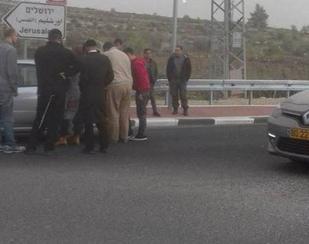 مستوطنون يحتجزون شابا ويعتدون عليه بالضرب قرب الخضر