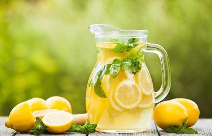 ماذا يحدث إذا شربت الماء مع قطع ليمون يوميًا؟
