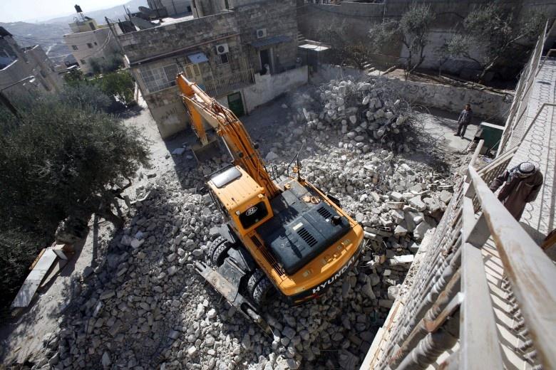 الاحتلال يخطر بوقف بناء منزلين لشقيقين في بلدة الخضر