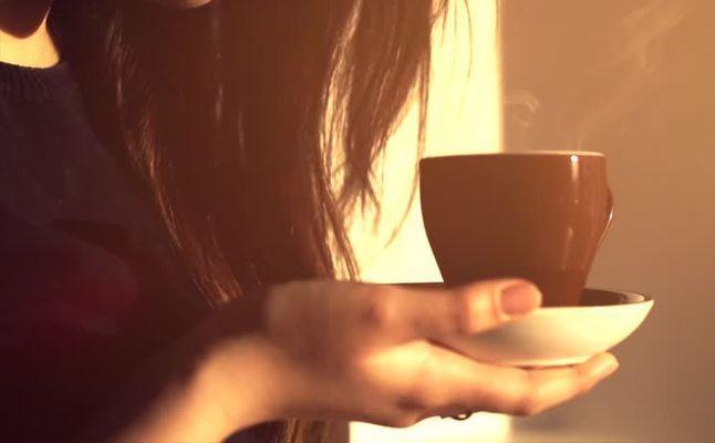 الهدف من الصحن الصغير تحت فنجان القهوة ليس كما تظنينه إطلاقاً!