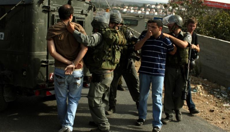 قوات الاحتلال تعتقل شابا وسط بيت لحم