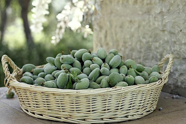 ما الذي تخفيه حبات اللوز الأخضر من فوائد!