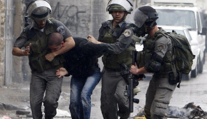 الاحتلال يعتقل فلسطينيا بدعوى محاولته طعن جندي