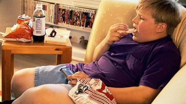 تناول طعام منزلي وإغلاق التلفزيون يقيان من البدانة