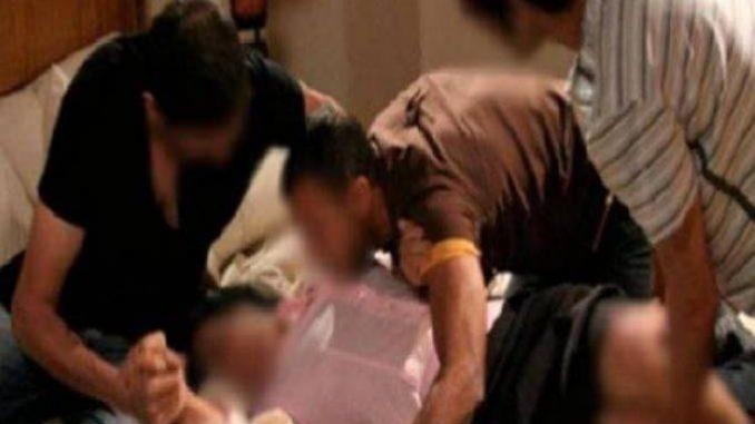 جريمة لا يتصورها انسان.. 3 أمهات استدرجن جارتهن وقدموها هدية لأبنائهن لاغتصابها!