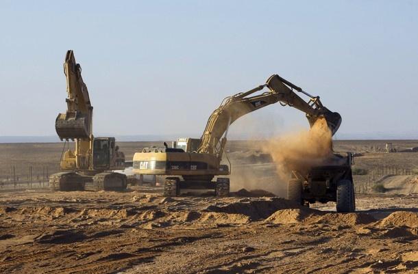 الجرافات الاسرائيلية تبيد المحاصيل قرب وادي النعم