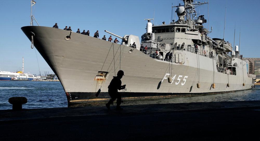 حادث بين سفينة أمريكية وزوارق إيرانية بالخليج العربي