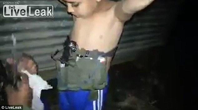 فيديو- داعش تفخخ طفلاً بحزام ناسف في العراق