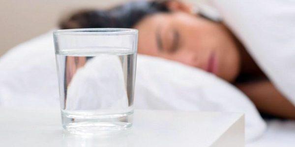 لسبب صحي.. تجنب وضع كأس ماء بالقرب منك أثناء النوم