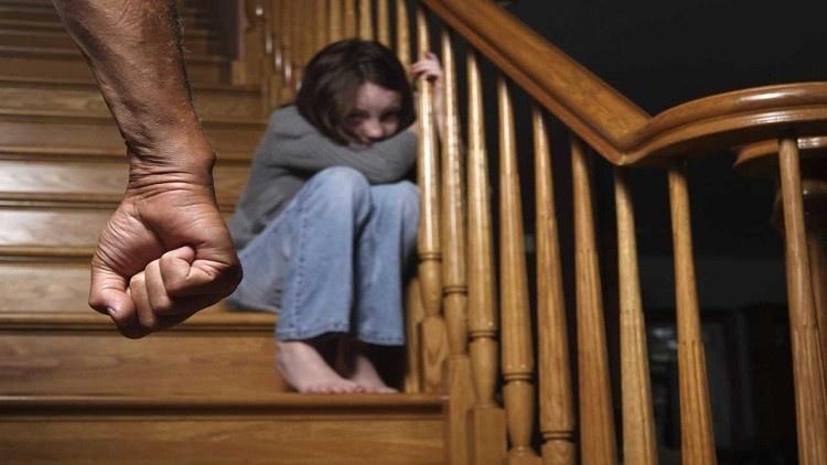 دراسات: التوتر والعنف يسرع من بلوغ المراهقات