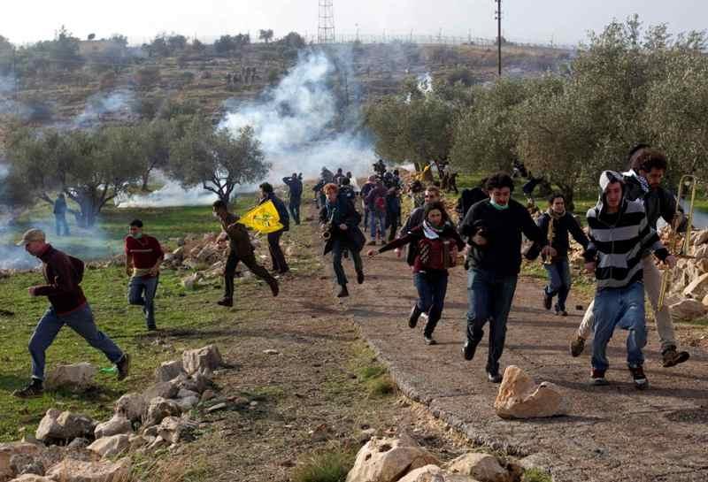 اصابات بالاختناق خلال قمع الاحتلال مسيرة نعلين