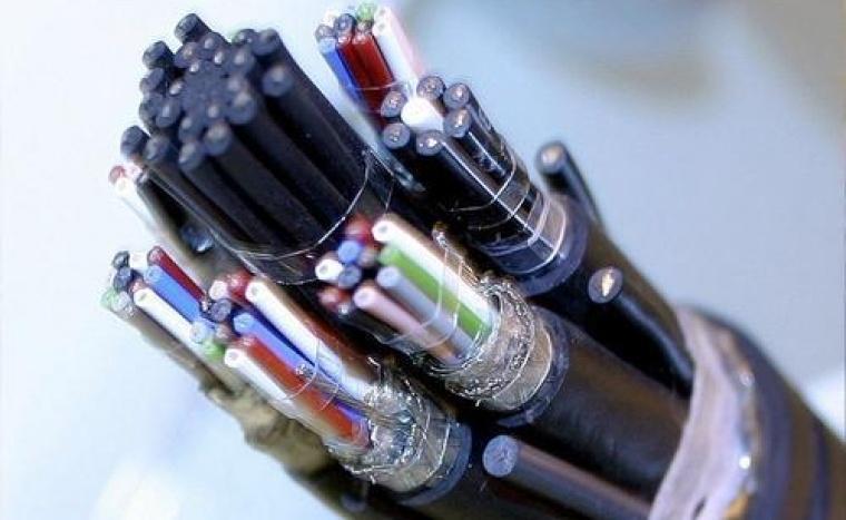 في وضح النهار- سرقة كوابل كهرباء وسط قطاع غزة