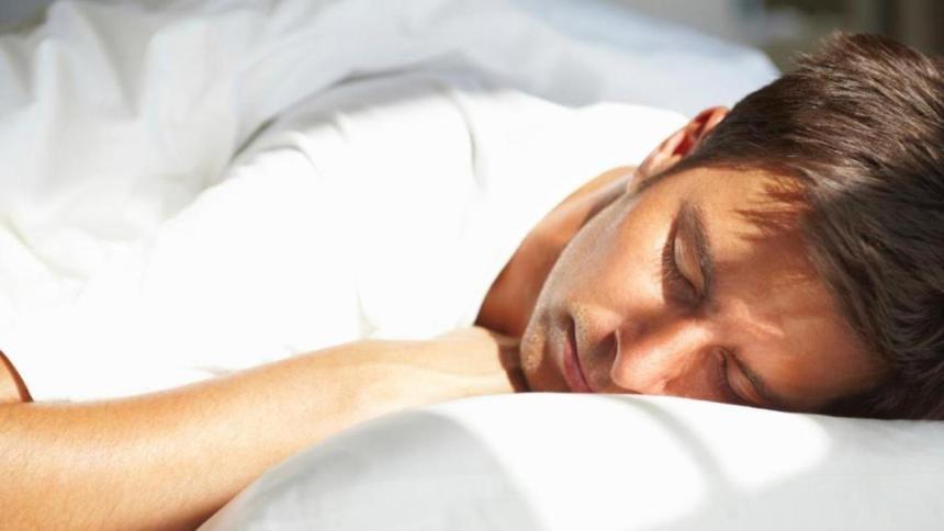 لماذا تتحرك أعيننا أثناء النوم؟