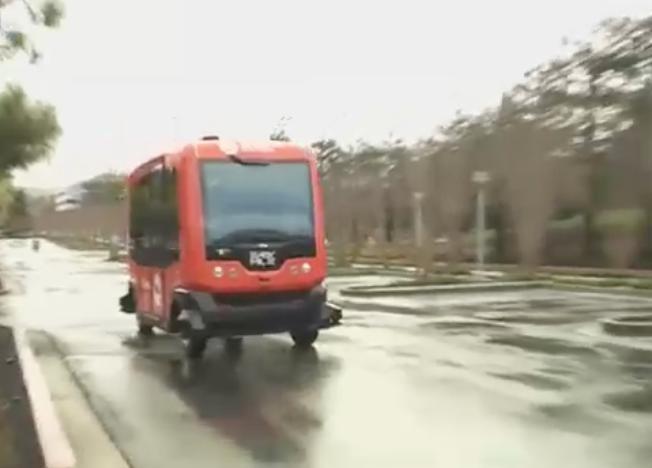 كاليفورنيا تختبر حافلتين ذاتيتي القيادة