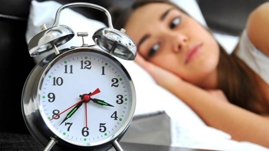 فتاة تستخدم شريطا لاصقا.. للتغلب على مرض يحرمها النوم