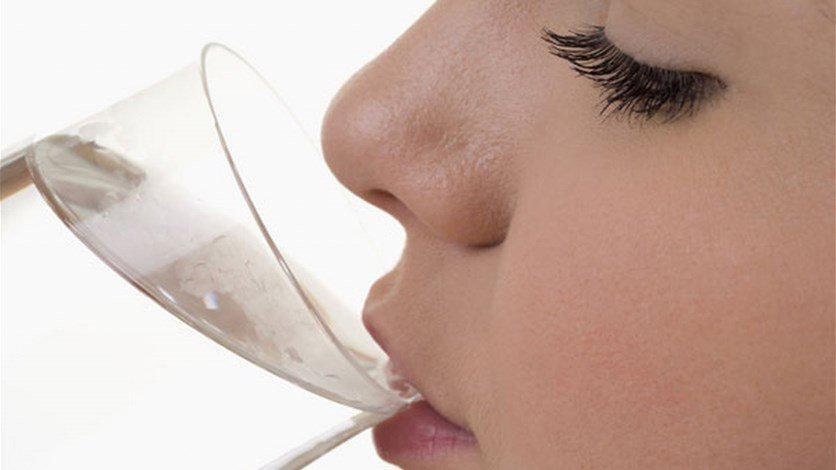 ماذا يحصل لجسمكم عندما تشربون الماء الفاتر في الصباح؟