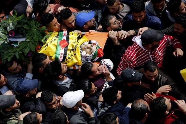 تشييع جثمان الشهيد محمد حطاب في مخيم الجلزون