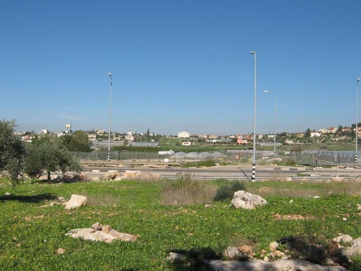 قوات الاحتلال تستهدف أراضي عزون عتمة جنوب قلقيلية